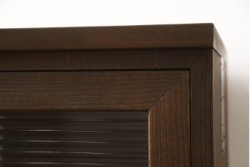 桐箪笥の中段をローボードへリメイク!高さを変えずに3段から2段のモールガラス入りフラップダウン扉仕様へ加工。天板、脚を取り付け、配線用の穴あけ加工。本体はオーク系に着色。
