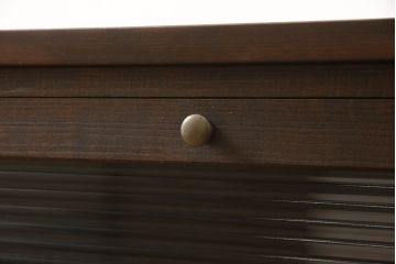 桐箪笥の中段をローボードへリメイク!高さを変えずに3段から2段のモールガラス入りフラップダウン扉仕様へ加工。天板、脚を取り付け、配線用の穴あけ加工。本体はオーク系に着色。