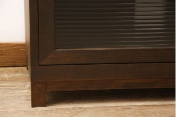 桐箪笥の中段をローボードへリメイク!高さを変えずに3段から2段のモールガラス入りフラップダウン扉仕様へ加工。天板、脚を取り付け、配線用の穴あけ加工。本体はオーク系に着色。