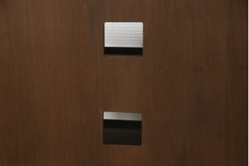 桐箪笥の中段をローボードへリメイク!高さを変えずに3段から2段のモールガラス入りフラップダウン扉仕様へ加工。天板、脚を取り付け、配線用の穴あけ加工。本体はオーク系に着色。