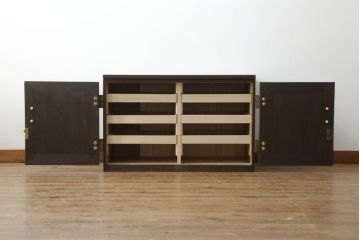 桐箪笥の中段・下段を箪笥にリメイク!中段は天板を取り付け、開き戸内の衣装盆は半分にして6杯に加工し、中央の仕切り製作。下段は天板を取り付け、台輪は希望の高さにカットして取り付け。色味は先にリメイクした商品に色合わせ。
