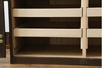 桐箪笥の中段・下段を箪笥にリメイク!中段は天板を取り付け、開き戸内の衣装盆は半分にして6杯に加工し、中央の仕切り製作。下段は天板を取り付け、台輪は希望の高さにカットして取り付け。色味は先にリメイクした商品に色合わせ。