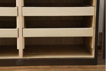 桐箪笥の中段・下段を箪笥にリメイク!中段は天板を取り付け、開き戸内の衣装盆は半分にして6杯に加工し、中央の仕切り製作。下段は天板を取り付け、台輪は希望の高さにカットして取り付け。色味は先にリメイクした商品に色合わせ。