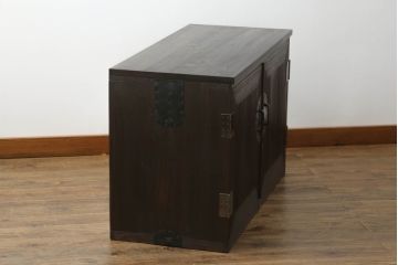 桐箪笥の中段・下段を箪笥にリメイク!中段は天板を取り付け、開き戸内の衣装盆は半分にして6杯に加工し、中央の仕切り製作。下段は天板を取り付け、台輪は希望の高さにカットして取り付け。色味は先にリメイクした商品に色合わせ。