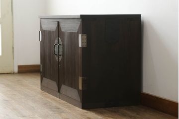 桐箪笥の中段・下段を箪笥にリメイク!中段は天板を取り付け、開き戸内の衣装盆は半分にして6杯に加工し、中央の仕切り製作。下段は天板を取り付け、台輪は希望の高さにカットして取り付け。色味は先にリメイクした商品に色合わせ。