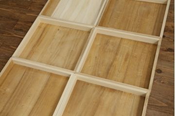 桐箪笥の中段・下段を箪笥にリメイク!中段は天板を取り付け、開き戸内の衣装盆は半分にして6杯に加工し、中央の仕切り製作。下段は天板を取り付け、台輪は希望の高さにカットして取り付け。色味は先にリメイクした商品に色合わせ。