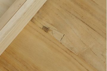 桐箪笥の中段・下段を箪笥にリメイク!中段は天板を取り付け、開き戸内の衣装盆は半分にして6杯に加工し、中央の仕切り製作。下段は天板を取り付け、台輪は希望の高さにカットして取り付け。色味は先にリメイクした商品に色合わせ。