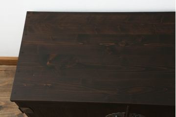 桐箪笥の中段・下段を箪笥にリメイク!中段は天板を取り付け、開き戸内の衣装盆は半分にして6杯に加工し、中央の仕切り製作。下段は天板を取り付け、台輪は希望の高さにカットして取り付け。色味は先にリメイクした商品に色合わせ。