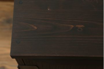 桐箪笥の中段・下段を箪笥にリメイク!中段は天板を取り付け、開き戸内の衣装盆は半分にして6杯に加工し、中央の仕切り製作。下段は天板を取り付け、台輪は希望の高さにカットして取り付け。色味は先にリメイクした商品に色合わせ。