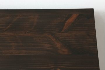 桐箪笥の中段・下段を箪笥にリメイク!中段は天板を取り付け、開き戸内の衣装盆は半分にして6杯に加工し、中央の仕切り製作。下段は天板を取り付け、台輪は希望の高さにカットして取り付け。色味は先にリメイクした商品に色合わせ。