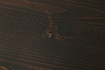 桐箪笥の中段・下段を箪笥にリメイク!中段は天板を取り付け、開き戸内の衣装盆は半分にして6杯に加工し、中央の仕切り製作。下段は天板を取り付け、台輪は希望の高さにカットして取り付け。色味は先にリメイクした商品に色合わせ。