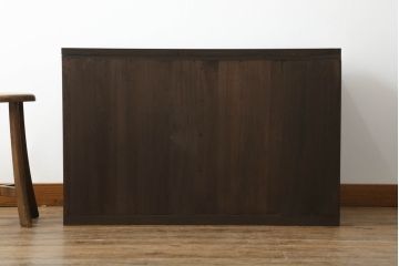 桐箪笥の中段・下段を箪笥にリメイク!中段は天板を取り付け、開き戸内の衣装盆は半分にして6杯に加工し、中央の仕切り製作。下段は天板を取り付け、台輪は希望の高さにカットして取り付け。色味は先にリメイクした商品に色合わせ。