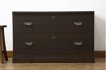 桐箪笥の中段・下段を箪笥にリメイク!中段は天板を取り付け、開き戸内の衣装盆は半分にして6杯に加工し、中央の仕切り製作。下段は天板を取り付け、台輪は希望の高さにカットして取り付け。色味は先にリメイクした商品に色合わせ。
