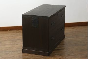 桐箪笥の中段・下段を箪笥にリメイク!中段は天板を取り付け、開き戸内の衣装盆は半分にして6杯に加工し、中央の仕切り製作。下段は天板を取り付け、台輪は希望の高さにカットして取り付け。色味は先にリメイクした商品に色合わせ。