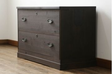 桐箪笥の中段・下段を箪笥にリメイク!中段は天板を取り付け、開き戸内の衣装盆は半分にして6杯に加工し、中央の仕切り製作。下段は天板を取り付け、台輪は希望の高さにカットして取り付け。色味は先にリメイクした商品に色合わせ。