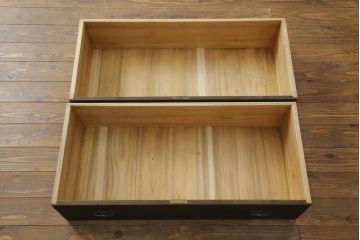 桐箪笥の中段・下段を箪笥にリメイク!中段は天板を取り付け、開き戸内の衣装盆は半分にして6杯に加工し、中央の仕切り製作。下段は天板を取り付け、台輪は希望の高さにカットして取り付け。色味は先にリメイクした商品に色合わせ。
