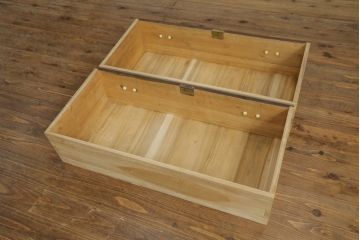 桐箪笥の中段・下段を箪笥にリメイク!中段は天板を取り付け、開き戸内の衣装盆は半分にして6杯に加工し、中央の仕切り製作。下段は天板を取り付け、台輪は希望の高さにカットして取り付け。色味は先にリメイクした商品に色合わせ。