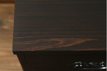 桐箪笥の中段・下段を箪笥にリメイク!中段は天板を取り付け、開き戸内の衣装盆は半分にして6杯に加工し、中央の仕切り製作。下段は天板を取り付け、台輪は希望の高さにカットして取り付け。色味は先にリメイクした商品に色合わせ。