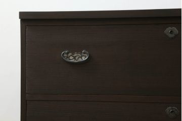桐箪笥の中段・下段を箪笥にリメイク!中段は天板を取り付け、開き戸内の衣装盆は半分にして6杯に加工し、中央の仕切り製作。下段は天板を取り付け、台輪は希望の高さにカットして取り付け。色味は先にリメイクした商品に色合わせ。