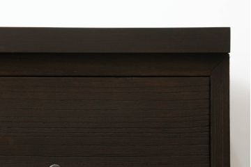 桐箪笥の中段・下段を箪笥にリメイク!中段は天板を取り付け、開き戸内の衣装盆は半分にして6杯に加工し、中央の仕切り製作。下段は天板を取り付け、台輪は希望の高さにカットして取り付け。色味は先にリメイクした商品に色合わせ。