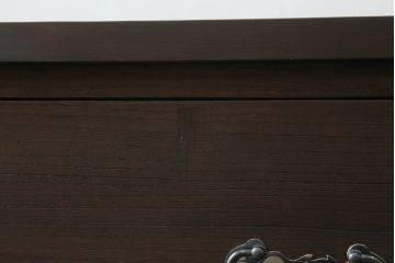 桐箪笥の中段・下段を箪笥にリメイク!中段は天板を取り付け、開き戸内の衣装盆は半分にして6杯に加工し、中央の仕切り製作。下段は天板を取り付け、台輪は希望の高さにカットして取り付け。色味は先にリメイクした商品に色合わせ。