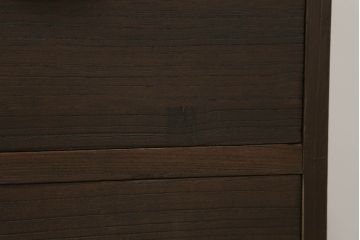桐箪笥の中段・下段を箪笥にリメイク!中段は天板を取り付け、開き戸内の衣装盆は半分にして6杯に加工し、中央の仕切り製作。下段は天板を取り付け、台輪は希望の高さにカットして取り付け。色味は先にリメイクした商品に色合わせ。