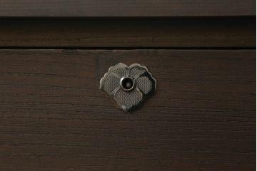 桐箪笥の中段・下段を箪笥にリメイク!中段は天板を取り付け、開き戸内の衣装盆は半分にして6杯に加工し、中央の仕切り製作。下段は天板を取り付け、台輪は希望の高さにカットして取り付け。色味は先にリメイクした商品に色合わせ。