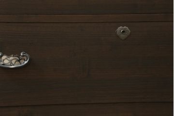桐箪笥の中段・下段を箪笥にリメイク!中段は天板を取り付け、開き戸内の衣装盆は半分にして6杯に加工し、中央の仕切り製作。下段は天板を取り付け、台輪は希望の高さにカットして取り付け。色味は先にリメイクした商品に色合わせ。