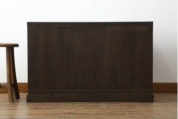 桐箪笥の中段・下段を箪笥にリメイク!中段は天板を取り付け、開き戸内の衣装盆は半分にして6杯に加工し、中央の仕切り製作。下段は天板を取り付け、台輪は希望の高さにカットして取り付け。色味は先にリメイクした商品に色合わせ。