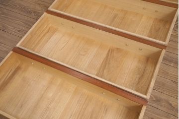 整理箪笥をチェストにリメイク!箪笥の左上・引き出し4杯を使用。引手を交換し、脚を取り付け。明るめのブラウンに着色仕上げ。