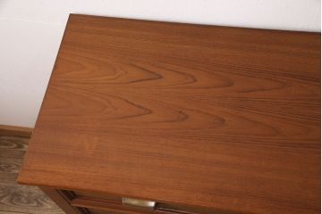 整理箪笥をチェストにリメイク!箪笥の左上・引き出し4杯を使用。引手を交換し、脚を取り付け。明るめのブラウンに着色仕上げ。