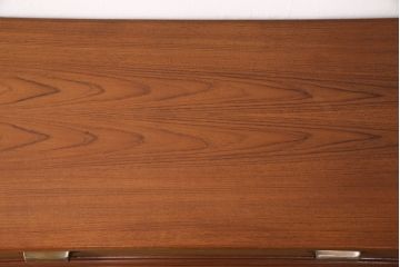 整理箪笥をチェストにリメイク!箪笥の左上・引き出し4杯を使用。引手を交換し、脚を取り付け。明るめのブラウンに着色仕上げ。