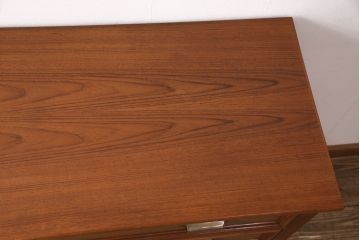 整理箪笥をチェストにリメイク!箪笥の左上・引き出し4杯を使用。引手を交換し、脚を取り付け。明るめのブラウンに着色仕上げ。