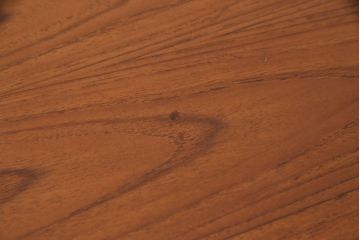 整理箪笥をチェストにリメイク!箪笥の左上・引き出し4杯を使用。引手を交換し、脚を取り付け。明るめのブラウンに着色仕上げ。