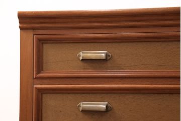 整理箪笥をチェストにリメイク!箪笥の左上・引き出し4杯を使用。引手を交換し、脚を取り付け。明るめのブラウンに着色仕上げ。