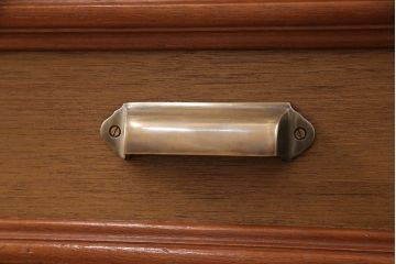 整理箪笥をチェストにリメイク!箪笥の左上・引き出し4杯を使用。引手を交換し、脚を取り付け。明るめのブラウンに着色仕上げ。