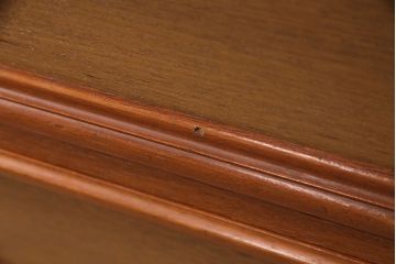 整理箪笥をチェストにリメイク!箪笥の左上・引き出し4杯を使用。引手を交換し、脚を取り付け。明るめのブラウンに着色仕上げ。
