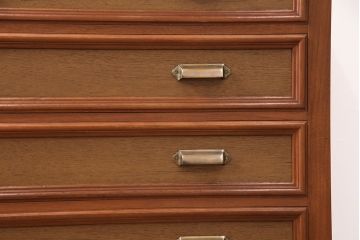 整理箪笥をチェストにリメイク!箪笥の左上・引き出し4杯を使用。引手を交換し、脚を取り付け。明るめのブラウンに着色仕上げ。