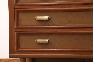 整理箪笥をチェストにリメイク!箪笥の左上・引き出し4杯を使用。引手を交換し、脚を取り付け。明るめのブラウンに着色仕上げ。