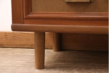 整理箪笥をチェストにリメイク!箪笥の左上・引き出し4杯を使用。引手を交換し、脚を取り付け。明るめのブラウンに着色仕上げ。