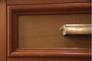 整理箪笥をチェストにリメイク!箪笥の左上・引き出し4杯を使用。引手を交換し、脚を取り付け。明るめのブラウンに着色仕上げ。