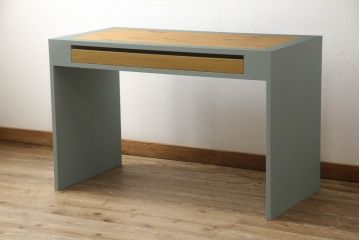 箪笥内の衣装盆を利用してハイテーブルにリメイク!ハイテーブルを新たに制作し、衣装盆を引き出しとして設置。天板と引き出しを明るい茶色に着色し、他の部分を水色にペイント仕上げ。