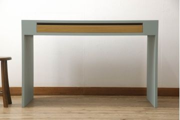箪笥内の衣装盆を利用してハイテーブルにリメイク!ハイテーブルを新たに制作し、衣装盆を引き出しとして設置。天板と引き出しを明るい茶色に着色し、他の部分を水色にペイント仕上げ。