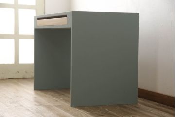箪笥内の衣装盆を利用してハイテーブルにリメイク!ハイテーブルを新たに制作し、衣装盆を引き出しとして設置。天板と引き出しを明るい茶色に着色し、他の部分を水色にペイント仕上げ。