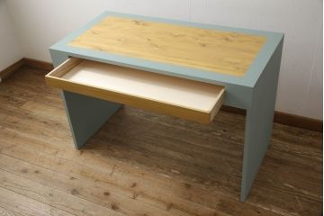 箪笥内の衣装盆を利用してハイテーブルにリメイク!ハイテーブルを新たに制作し、衣装盆を引き出しとして設置。天板と引き出しを明るい茶色に着色し、他の部分を水色にペイント仕上げ。