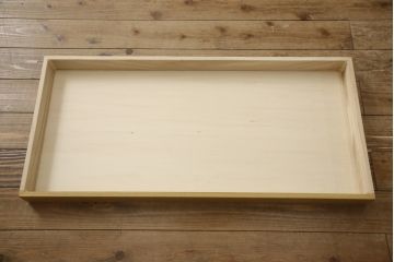 箪笥内の衣装盆を利用してハイテーブルにリメイク!ハイテーブルを新たに制作し、衣装盆を引き出しとして設置。天板と引き出しを明るい茶色に着色し、他の部分を水色にペイント仕上げ。