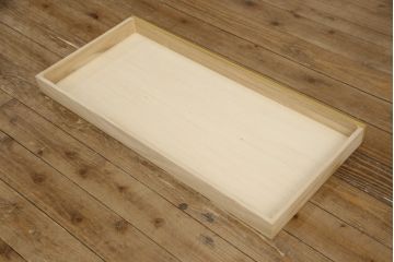 箪笥内の衣装盆を利用してハイテーブルにリメイク!ハイテーブルを新たに制作し、衣装盆を引き出しとして設置。天板と引き出しを明るい茶色に着色し、他の部分を水色にペイント仕上げ。