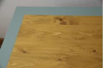 箪笥内の衣装盆を利用してハイテーブルにリメイク!ハイテーブルを新たに制作し、衣装盆を引き出しとして設置。天板と引き出しを明るい茶色に着色し、他の部分を水色にペイント仕上げ。