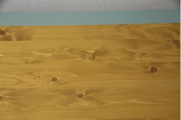 箪笥内の衣装盆を利用してハイテーブルにリメイク!ハイテーブルを新たに制作し、衣装盆を引き出しとして設置。天板と引き出しを明るい茶色に着色し、他の部分を水色にペイント仕上げ。
