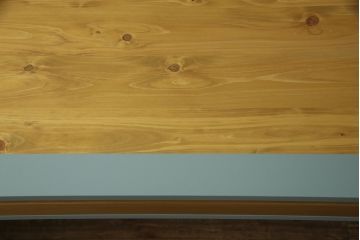 箪笥内の衣装盆を利用してハイテーブルにリメイク!ハイテーブルを新たに制作し、衣装盆を引き出しとして設置。天板と引き出しを明るい茶色に着色し、他の部分を水色にペイント仕上げ。